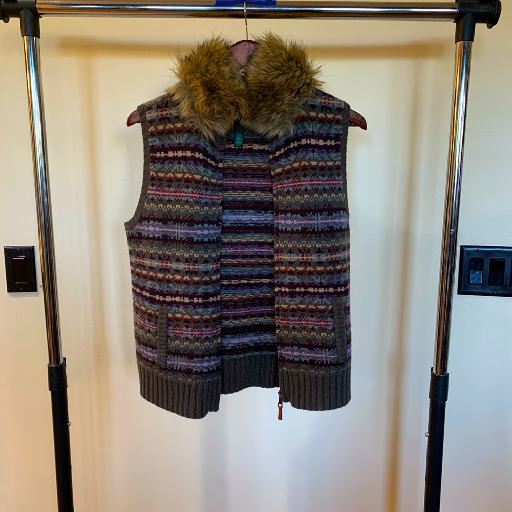 Sweater vest with detachable faux fur collar